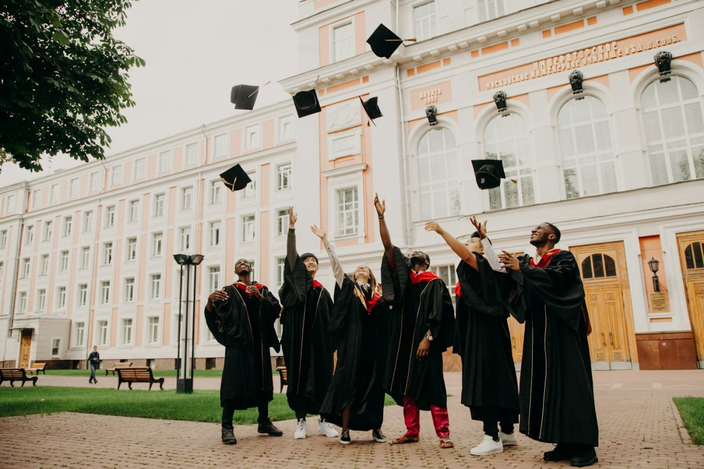 Remise de diplômes devant une université partenaire